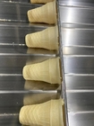 cono curruscante de la galleta 5000pcs/H que hace ahorro de espacio del fabricante del cono del maíz de la máquina