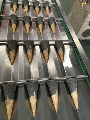 Un buen precio. Cono de helado de ahorro bicolor del gas 3500pcs/h que hace la máquina en línea