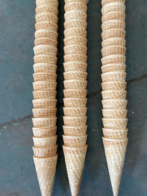 Un buen precio. Máquina industrial pulida del cono de helado 10kg/H en línea