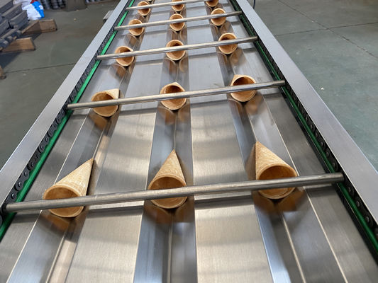 Un buen precio. Cono industrial pulido de la galleta del helado 5000pcs/H que hace la máquina en línea
