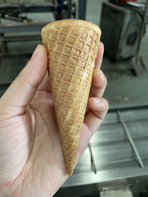 Un buen precio. Máquina dulce de la hornada del cono de la rampa automática 304 en línea