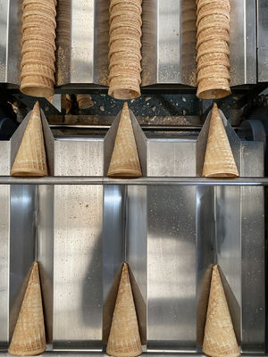 Un buen precio. Máquina del fabricante del cono de helado del ISO 3.37kw con control del PLC en línea