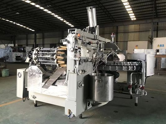 Cono industrial de la galleta del helado que cuece que hace la máquina
