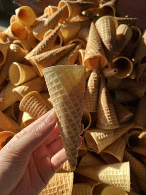 Un buen precio. cono de helado de 1.5kw 3000Kg que hace la instalación del campo de la máquina en línea