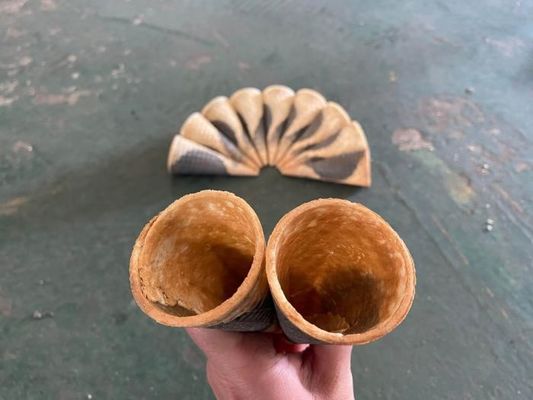 Un buen precio. Cono de helado bicolor del túnel que hace la máquina para el maíz en línea
