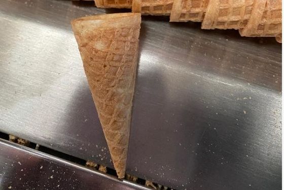 Un buen precio. Cadena de producción del cono de helado del PLC 3.37kw 65m m en línea